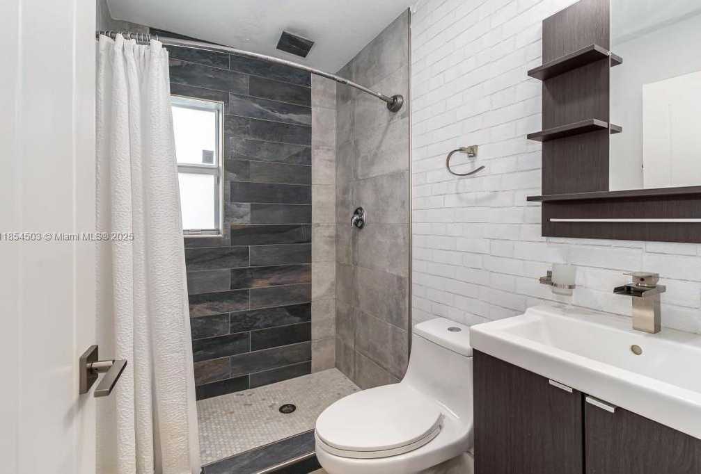 Small Image of 16110 NORTH WEST 26TH AVE, Miami Gardens Number 14