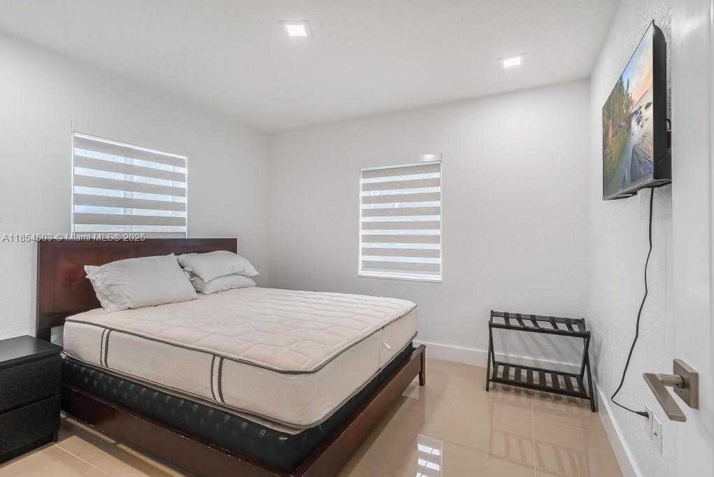 Small Image of 16110 NORTH WEST 26TH AVE, Miami Gardens Number 15