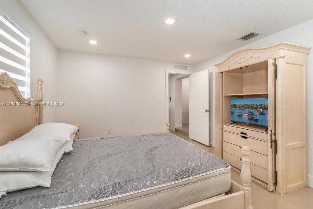 Small Image of 16110 NORTH WEST 26TH AVE, Miami Gardens Number 19