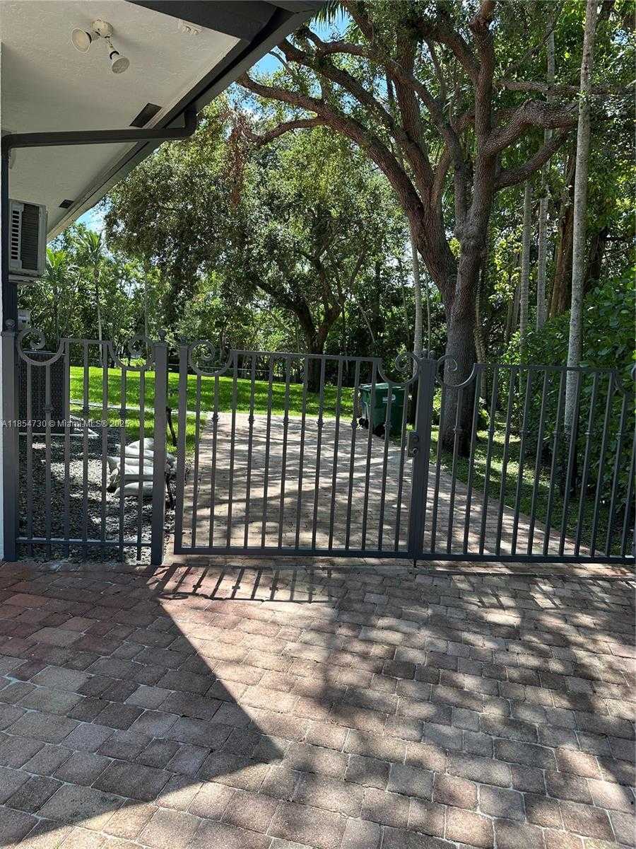Small Image of 10600 SOUTH WEST 69TH AVE, Pinecrest Number 52
