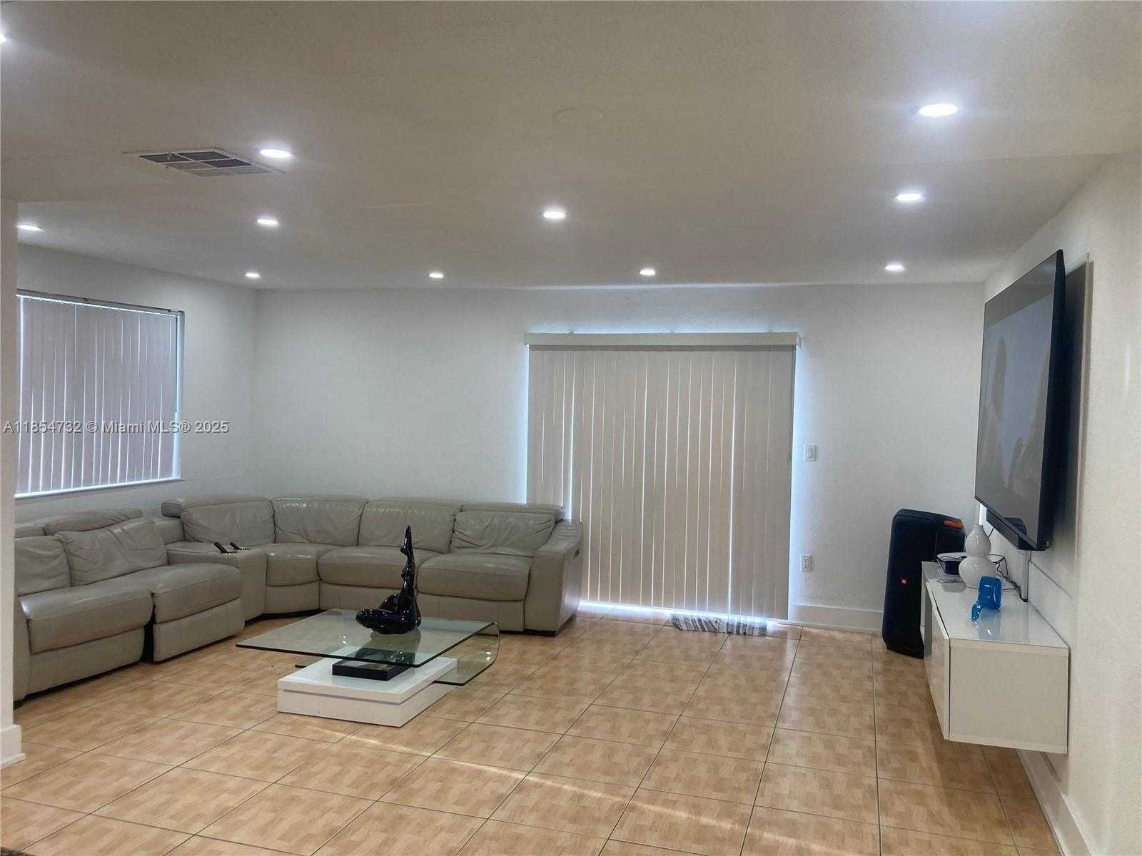 Small Image of 1671 SOUTH WEST 29TH AVE, Miami Number 4