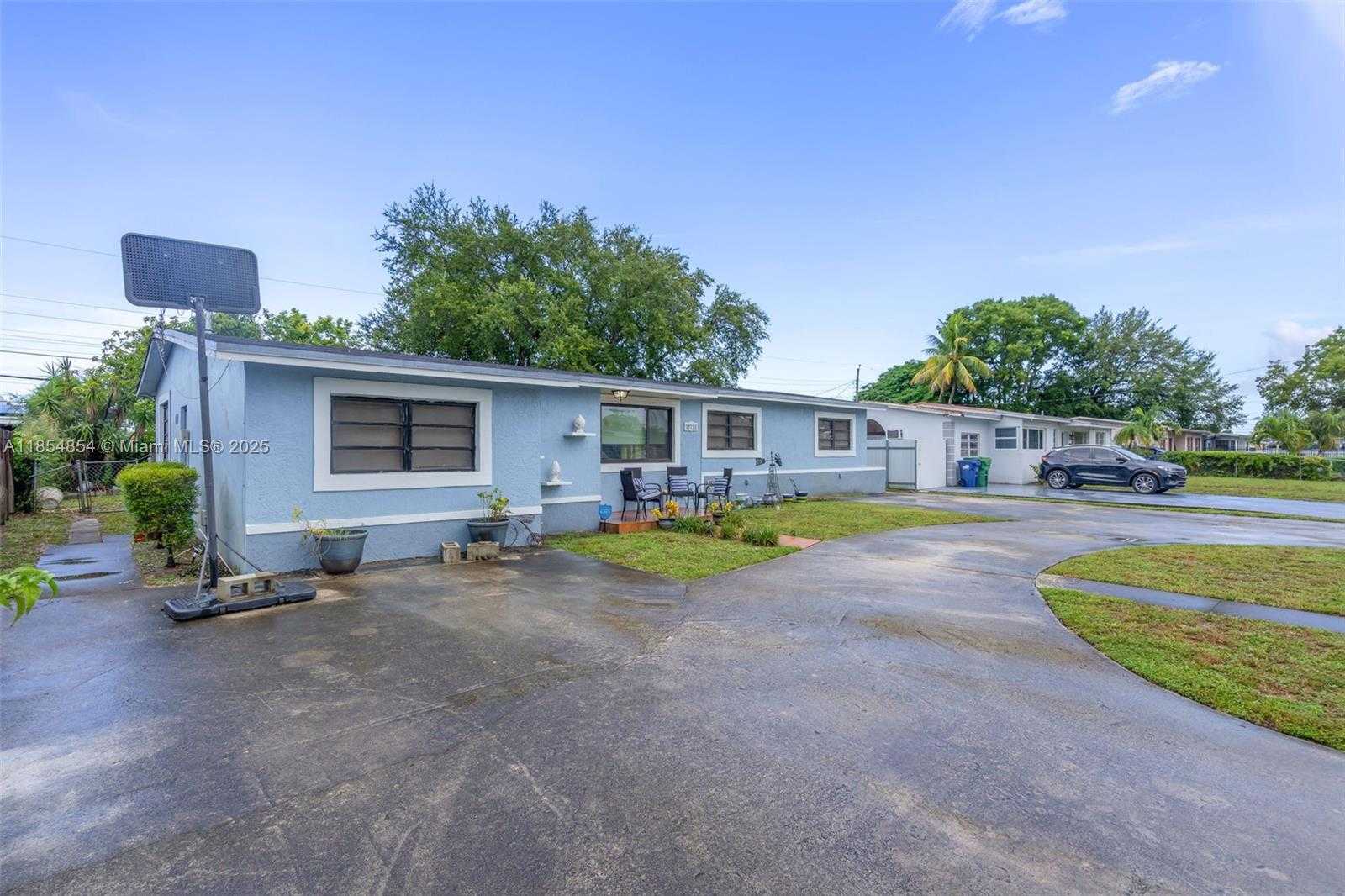 Small Image of 19211 NORTH WEST 37TH CT, Miami Gardens Number 2