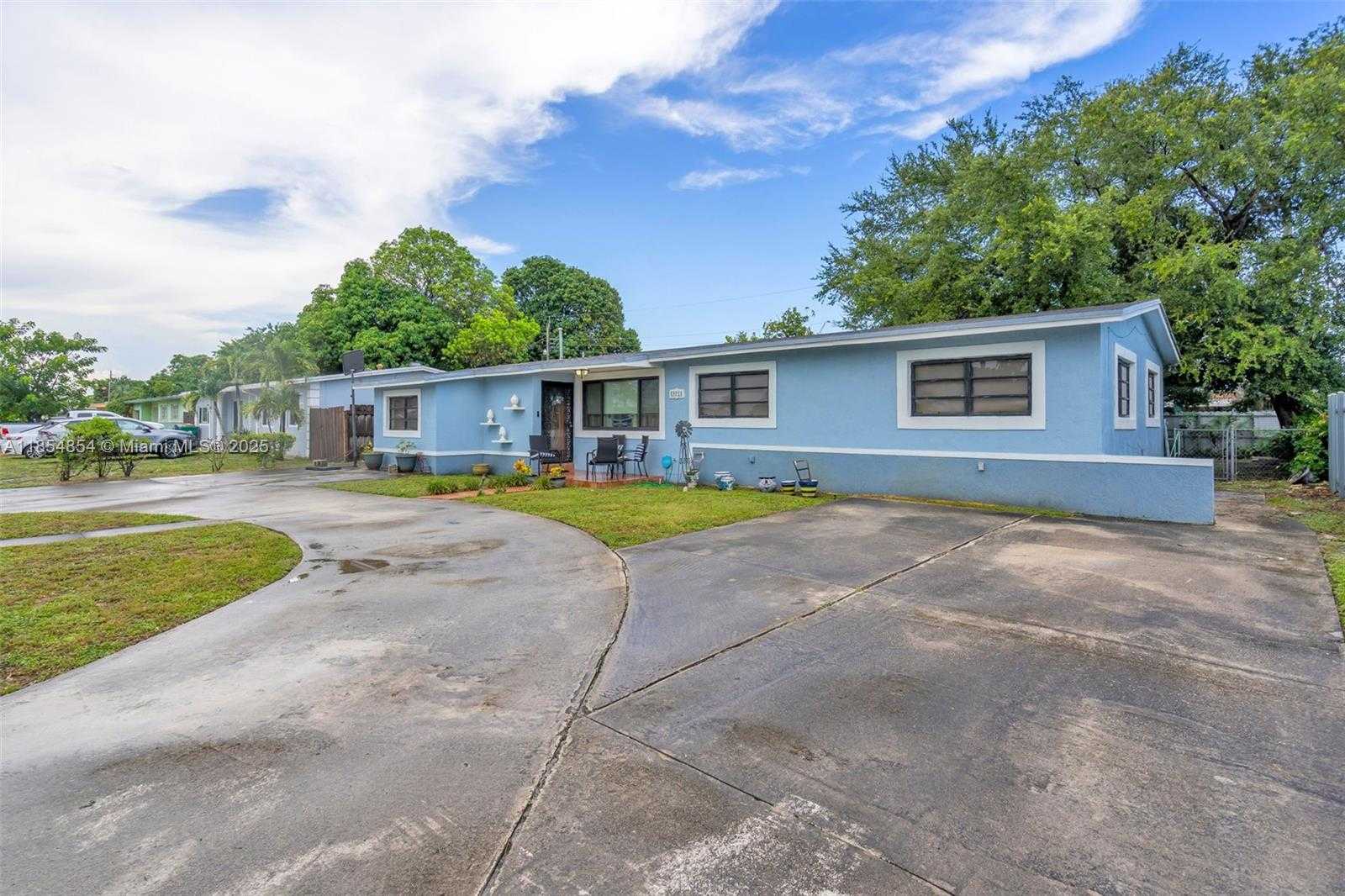 Small Image of 19211 NORTH WEST 37TH CT, Miami Gardens Number 3