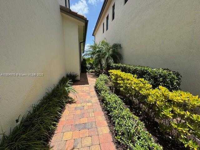 Small Image of 455 SOUTH WEST 113TH LN, Pembroke Pines Number 3