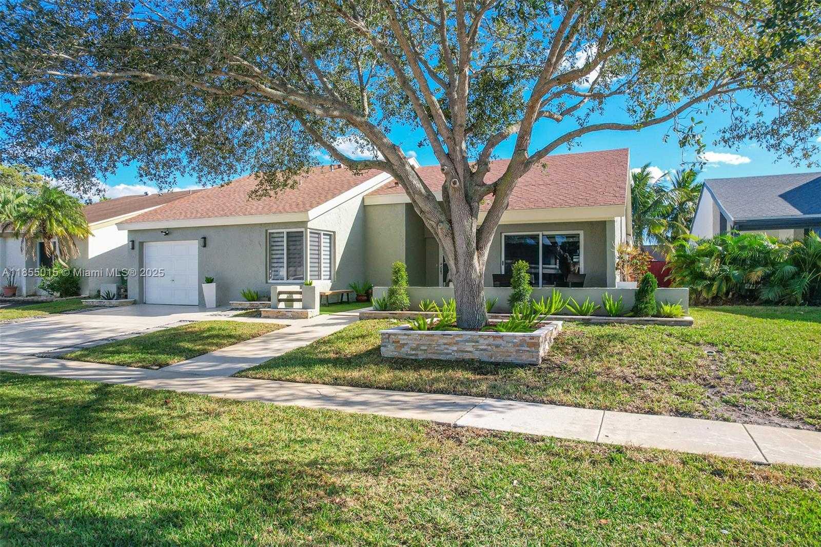 Small Image of 16780 REDWOOD WAY, Weston Number 3