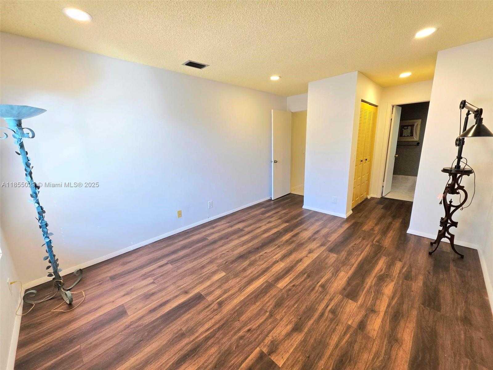 Small Image of 2320 DOVER, Weston Number 32