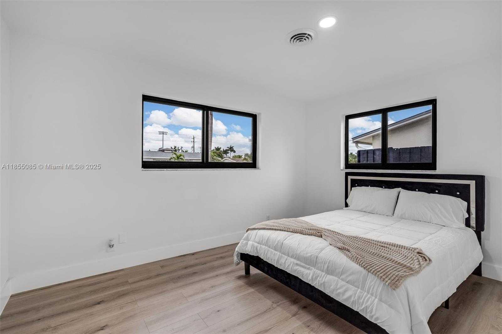 Small Image of 5230 TYLER ST, Hollywood Number 24