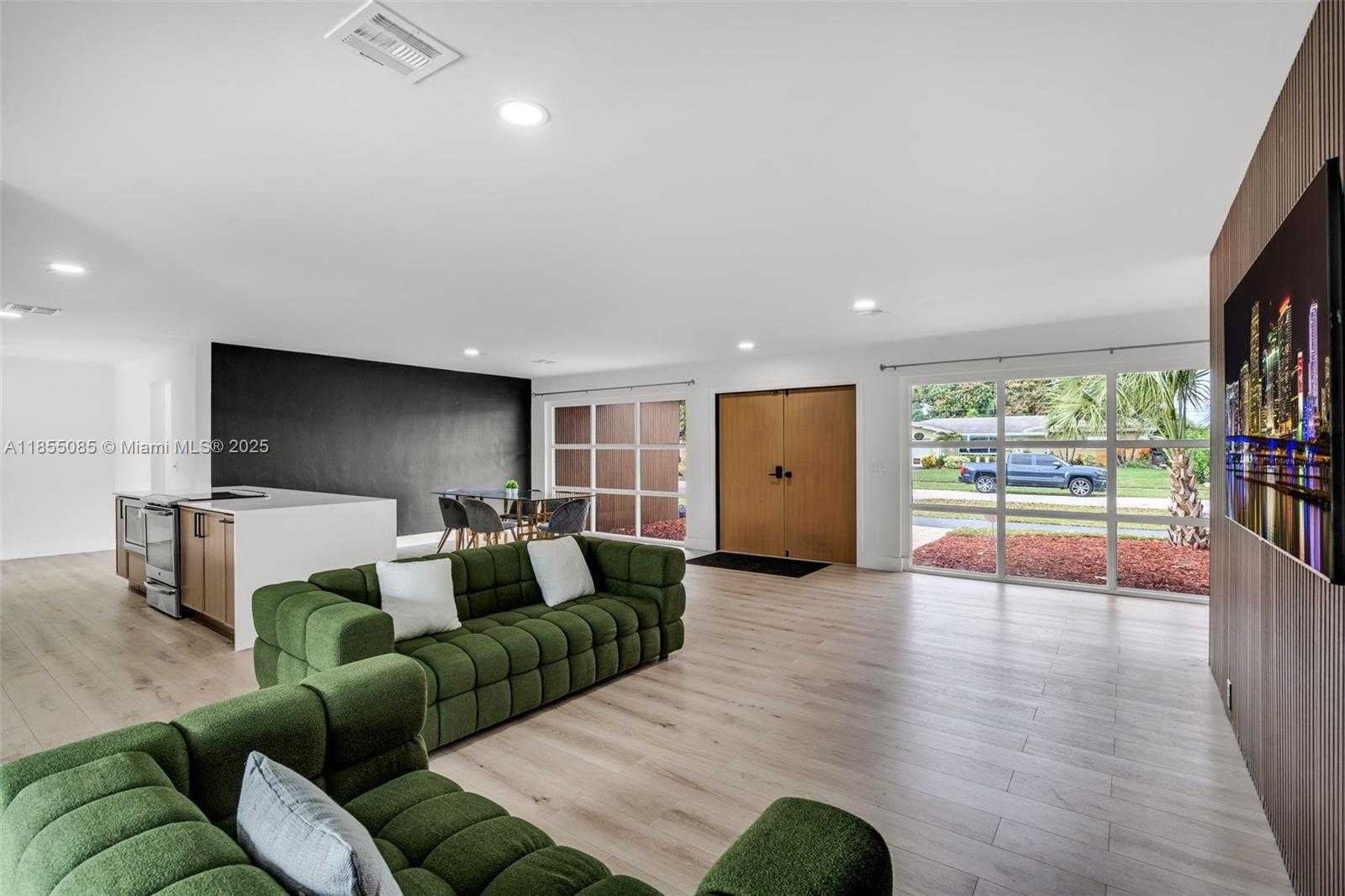 Small Image of 5230 TYLER ST, Hollywood Number 9