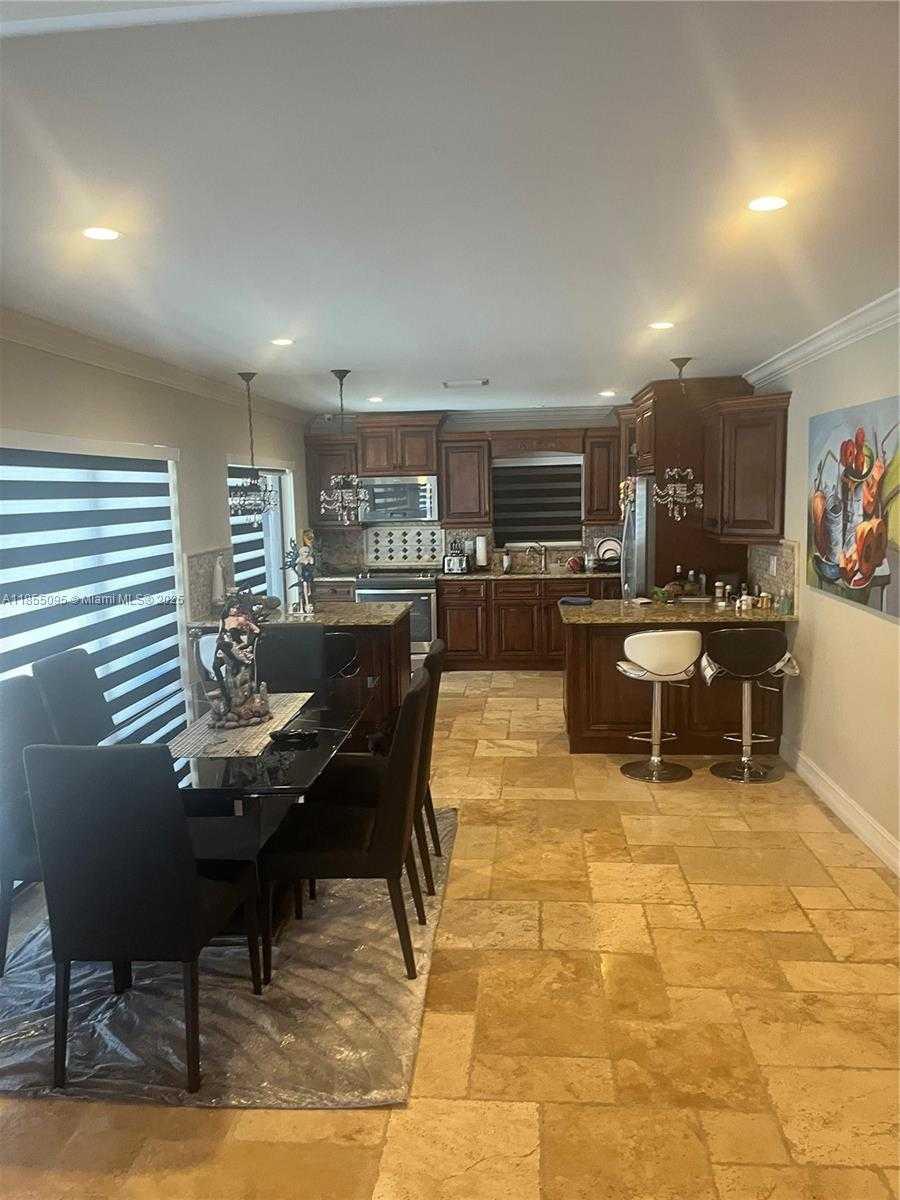 Small Image of 20305 NORTH EAST 10TH CT, Miami Number 4