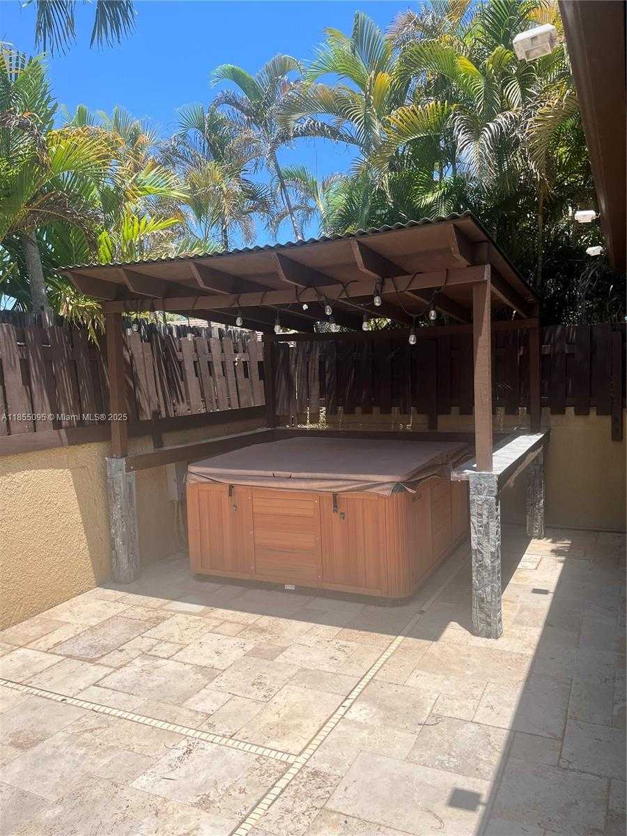 Small Image of 20305 NORTH EAST 10TH CT, Miami Number 7