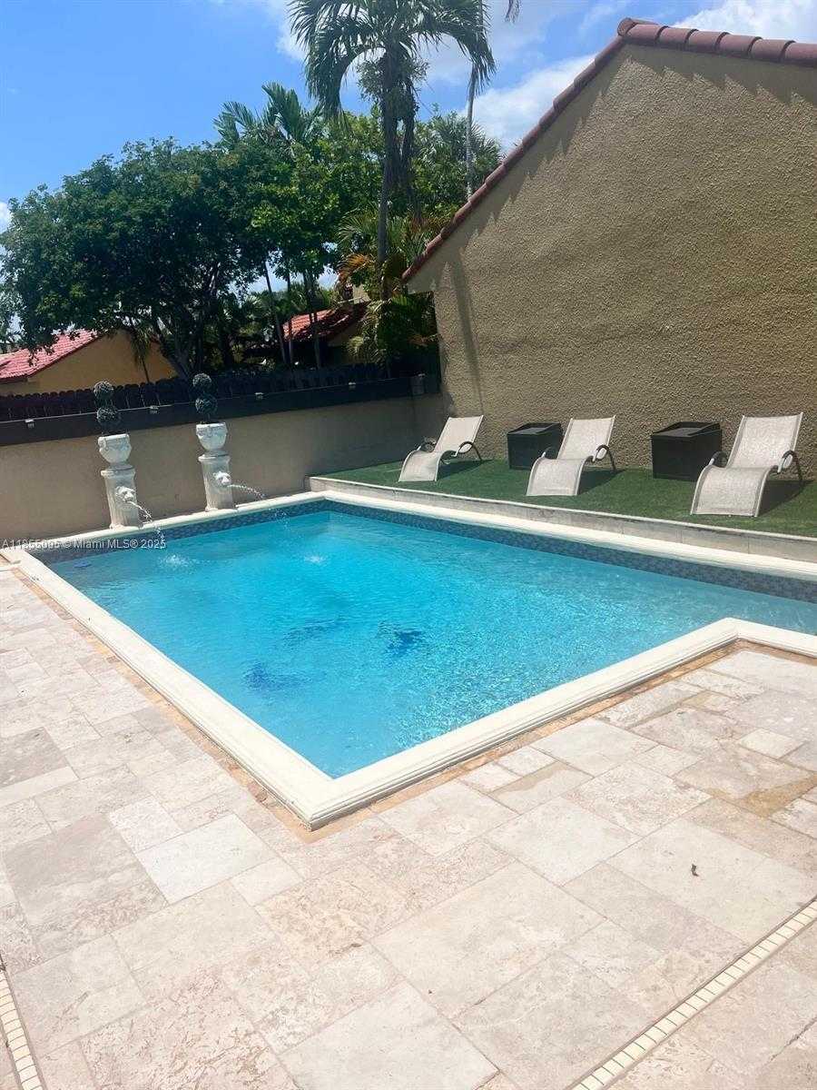Small Image of 20305 NORTH EAST 10TH CT, Miami Number 9