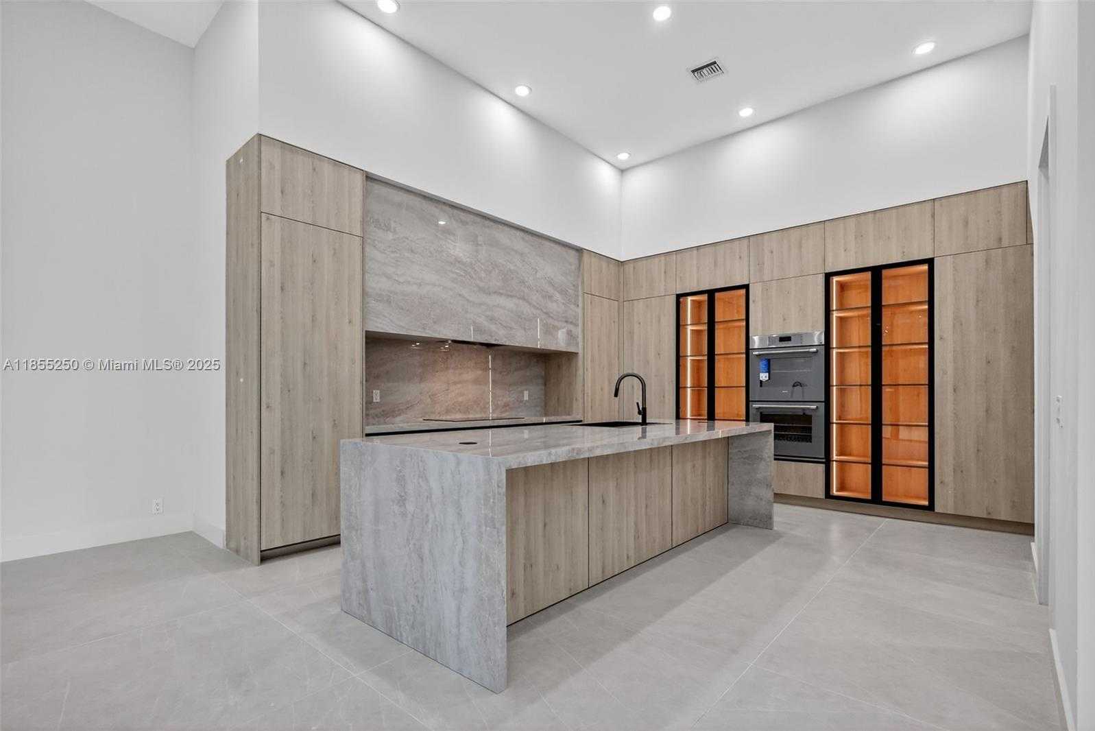 Small Image of 3303 WEST STONEBROOK CIR, Davie Number 2