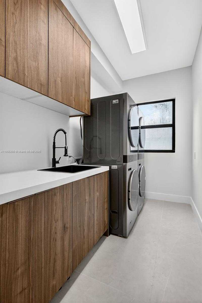 Small Image of 3303 WEST STONEBROOK CIR, Davie Number 47