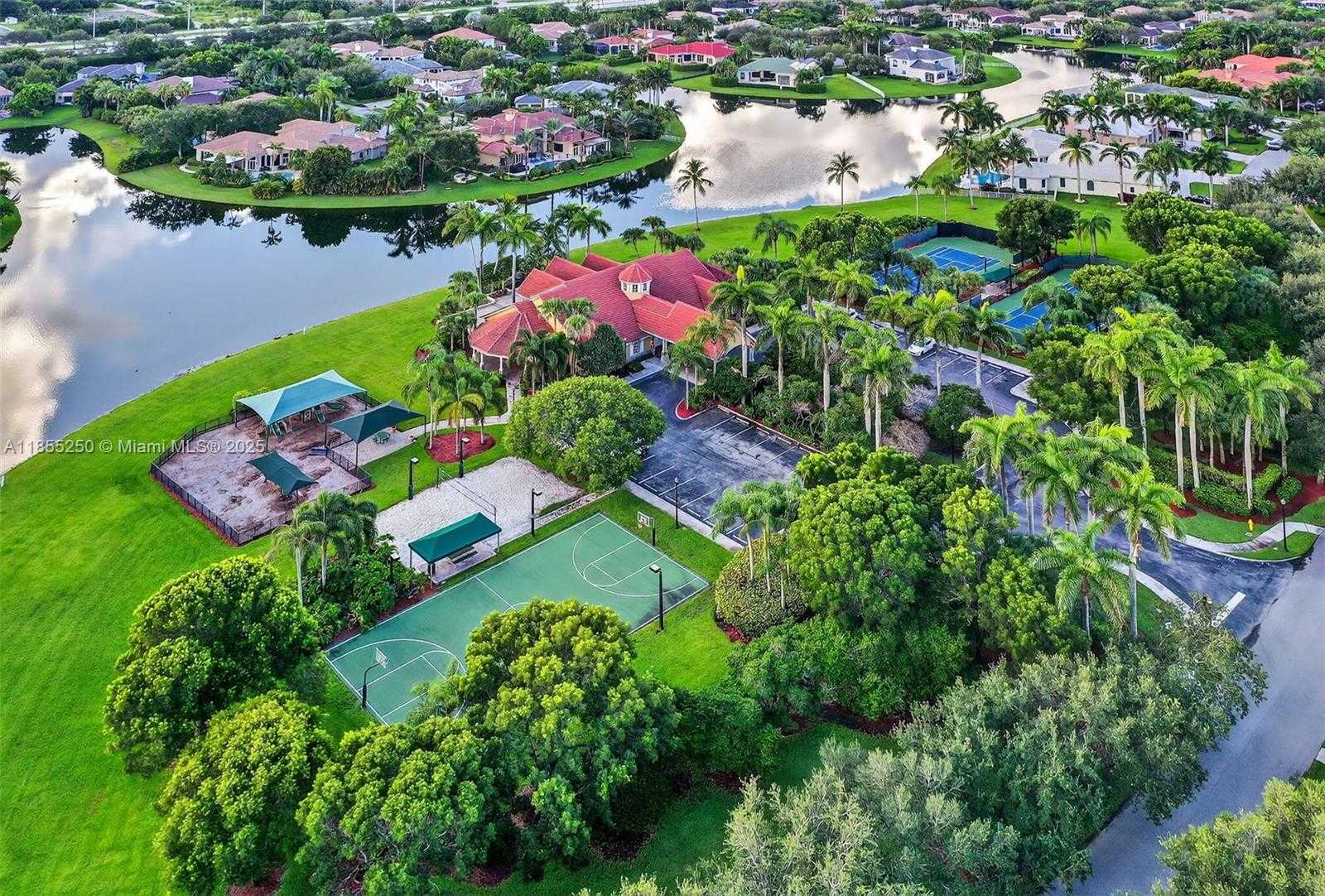 Small Image of 3303 WEST STONEBROOK CIR, Davie Number 74