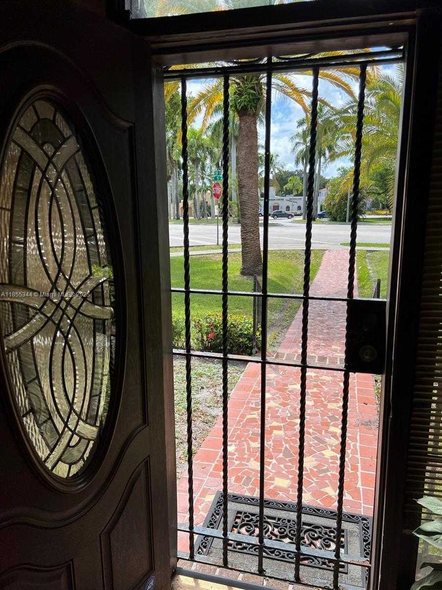 Small Image of 5900 NORTH EAST 5TH AVE, Miami Number 4