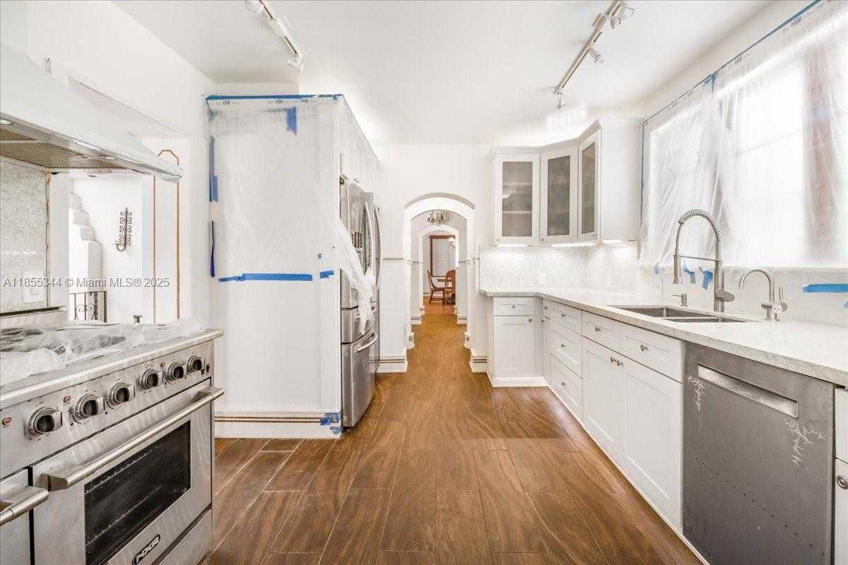 Small Image of 5900 NORTH EAST 5TH AVE, Miami Number 56