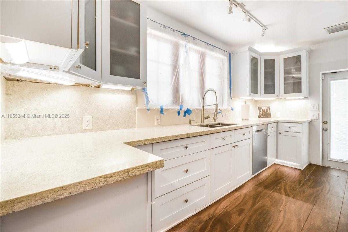 Small Image of 5900 NORTH EAST 5TH AVE, Miami Number 58