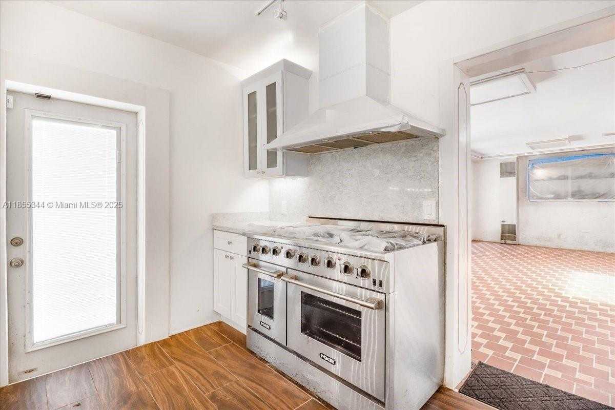 Small Image of 5900 NORTH EAST 5TH AVE, Miami Number 59