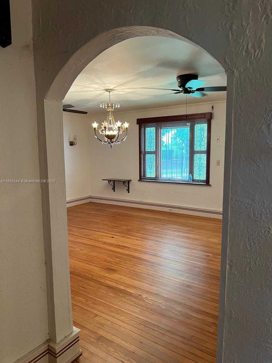 Small Image of 5900 NORTH EAST 5TH AVE, Miami Number 8