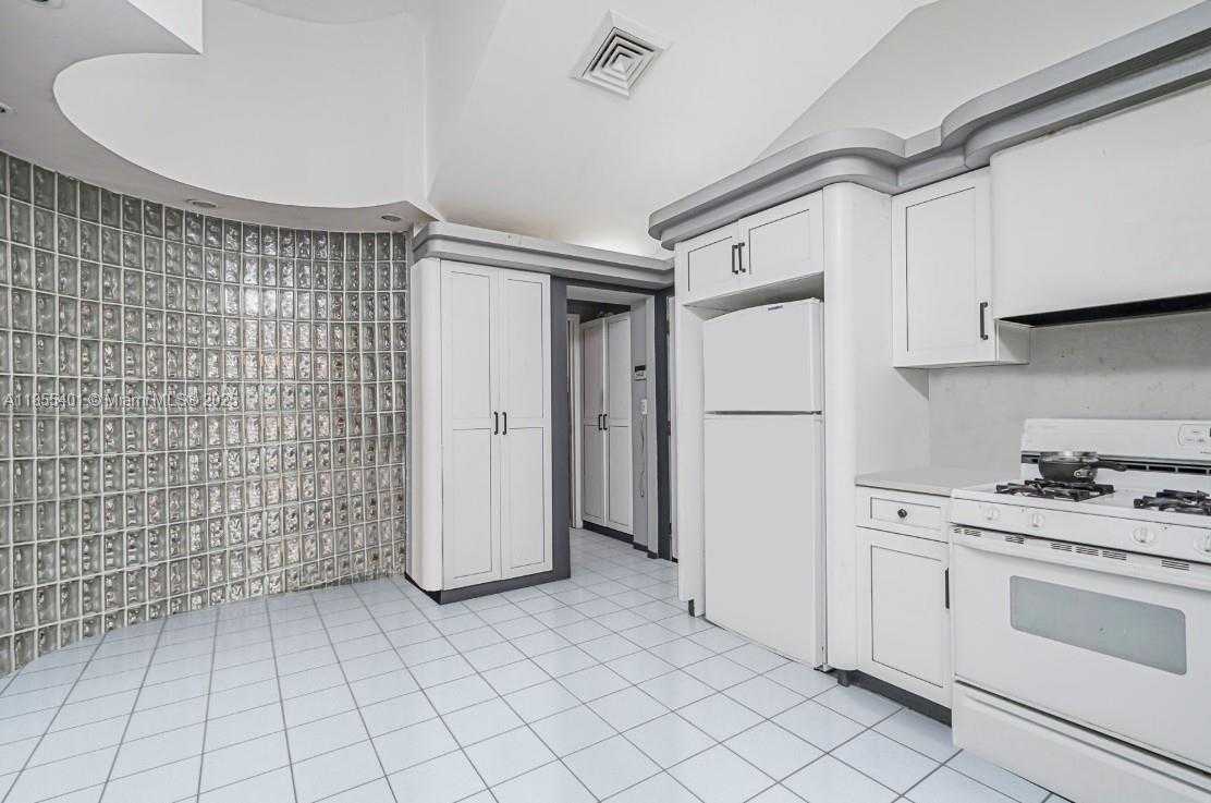 Small Image of 66 CROMWELL CIR, Out of City Number 17
