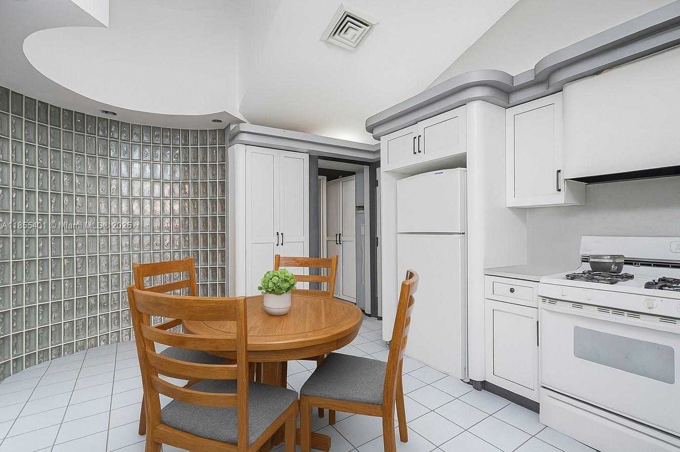 Small Image of 66 CROMWELL CIR, Out of City Number 18