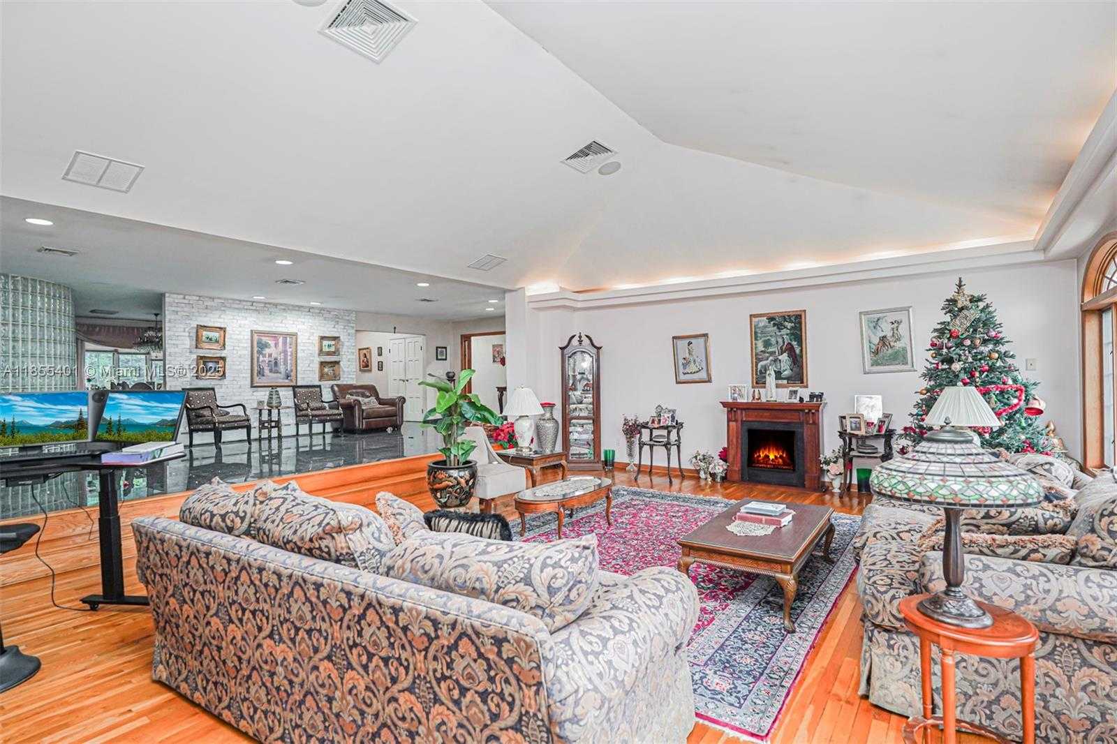 Small Image of 66 CROMWELL CIR, Out of City Number 21
