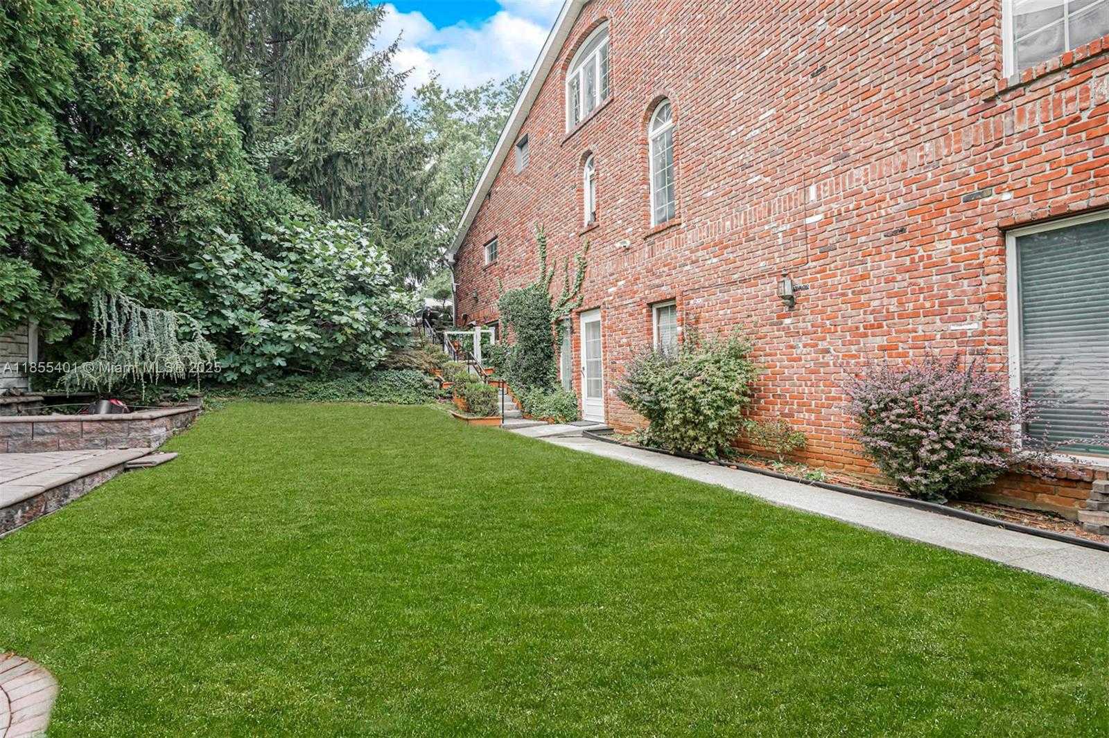 Small Image of 66 CROMWELL CIR, Out of City Number 4
