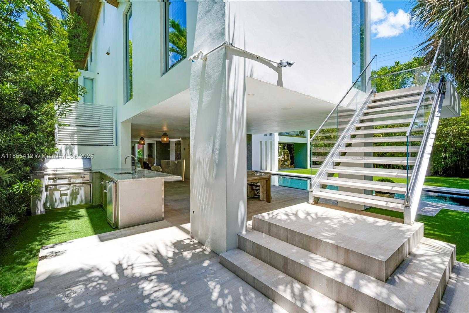 Small Image of 545 SABAL PALM, Key Biscayne Number 31
