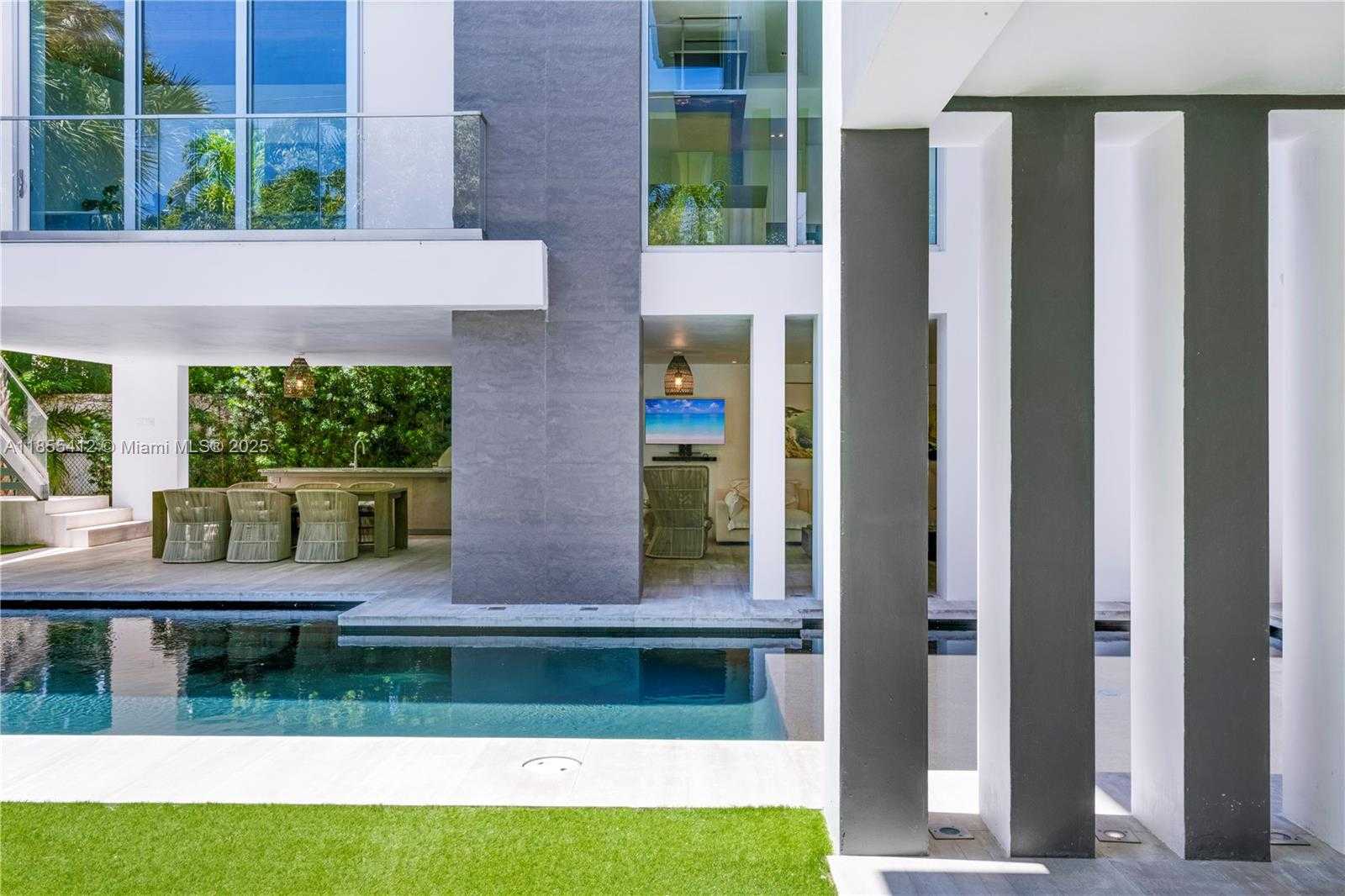 Small Image of 545 SABAL PALM, Key Biscayne Number 42