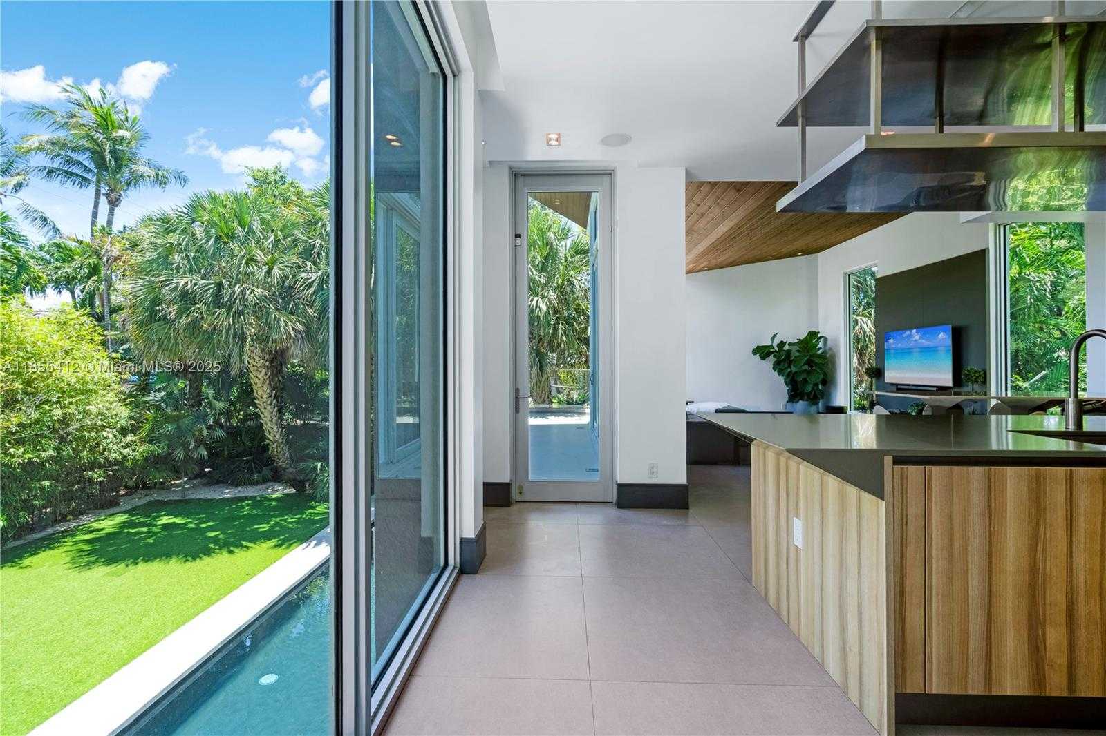 Small Image of 545 SABAL PALM, Key Biscayne Number 90