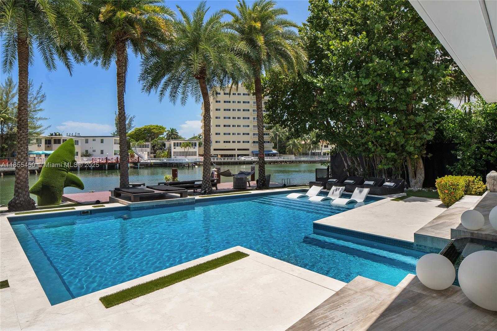 Small Image of 528 LAKEVIEW CT, Miami Beach Number 34