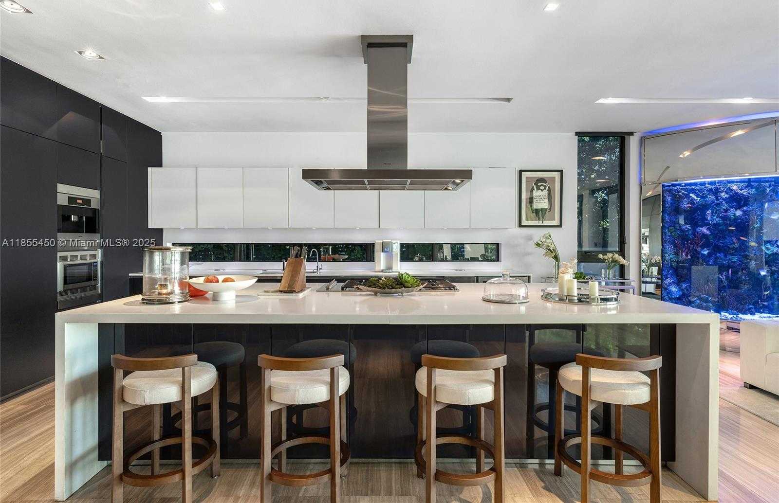 Small Image of 528 LAKEVIEW CT, Miami Beach Number 40