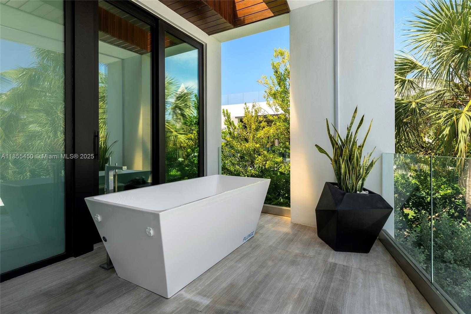 Small Image of 528 LAKEVIEW CT, Miami Beach Number 54