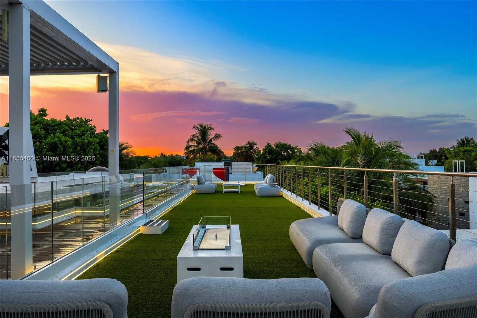Small Image of 528 LAKEVIEW CT, Miami Beach Number 62