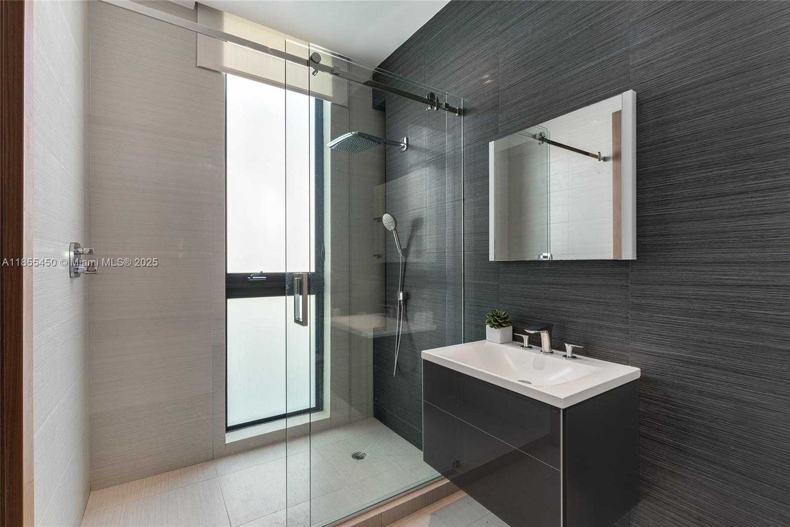 Small Image of 528 LAKEVIEW CT, Miami Beach Number 73