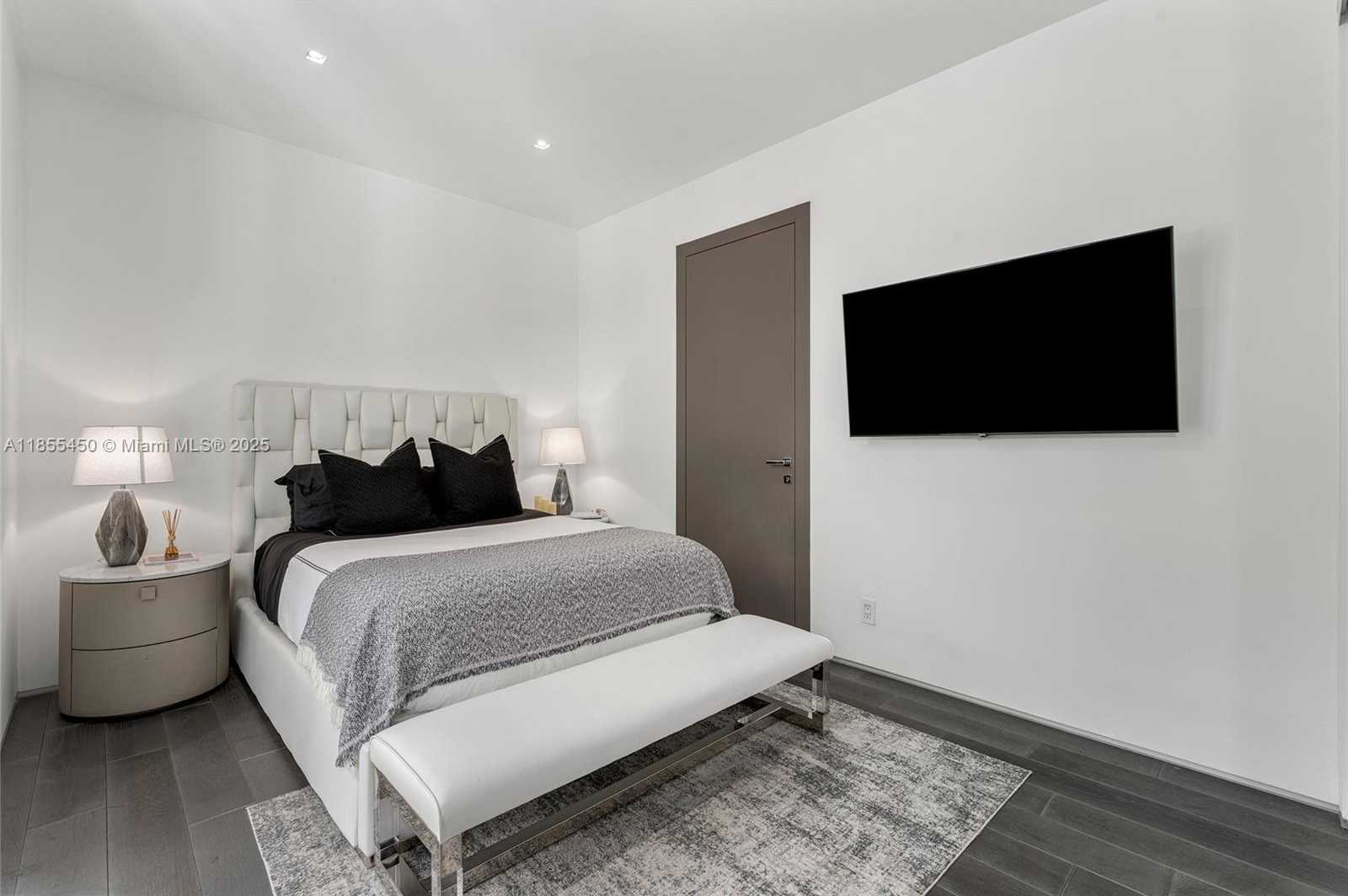 Small Image of 528 LAKEVIEW CT, Miami Beach Number 74