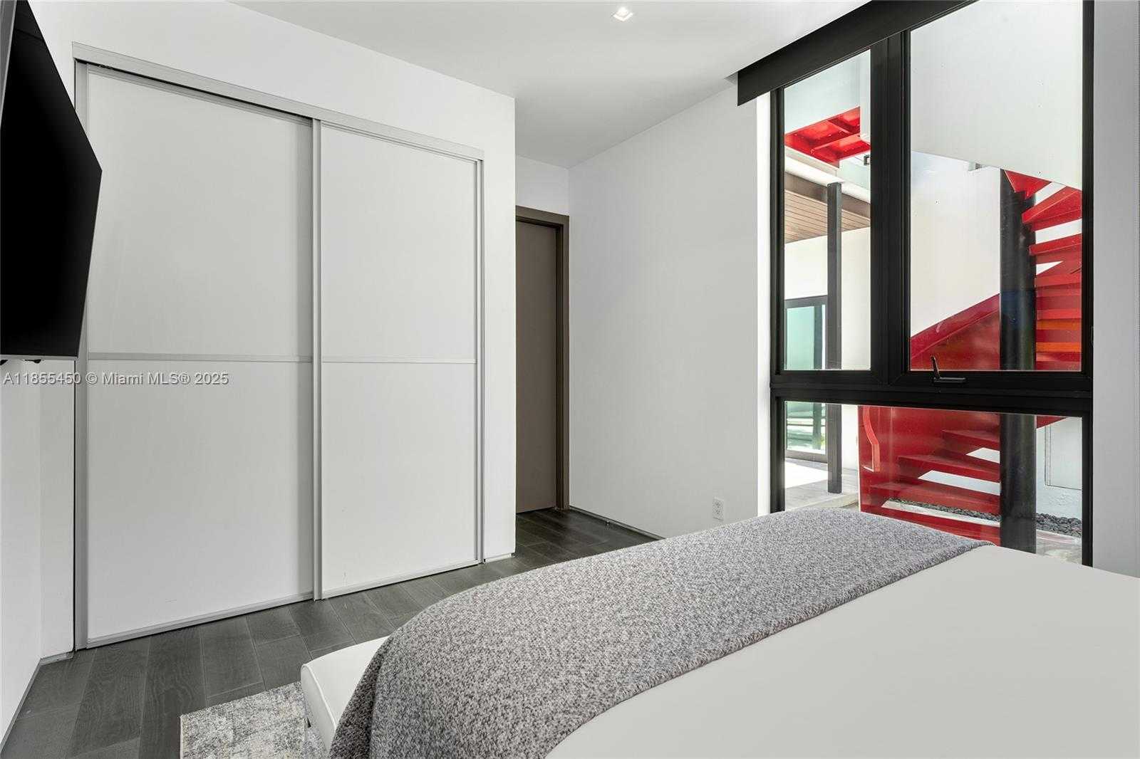 Small Image of 528 LAKEVIEW CT, Miami Beach Number 75