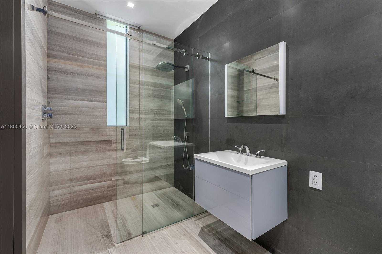 Small Image of 528 LAKEVIEW CT, Miami Beach Number 76