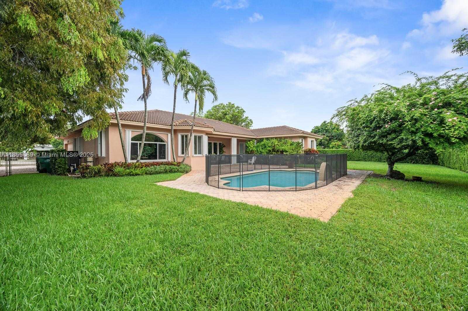 Small Image of 10621 SOUTH WEST 77TH AVE, Pinecrest Number 34
