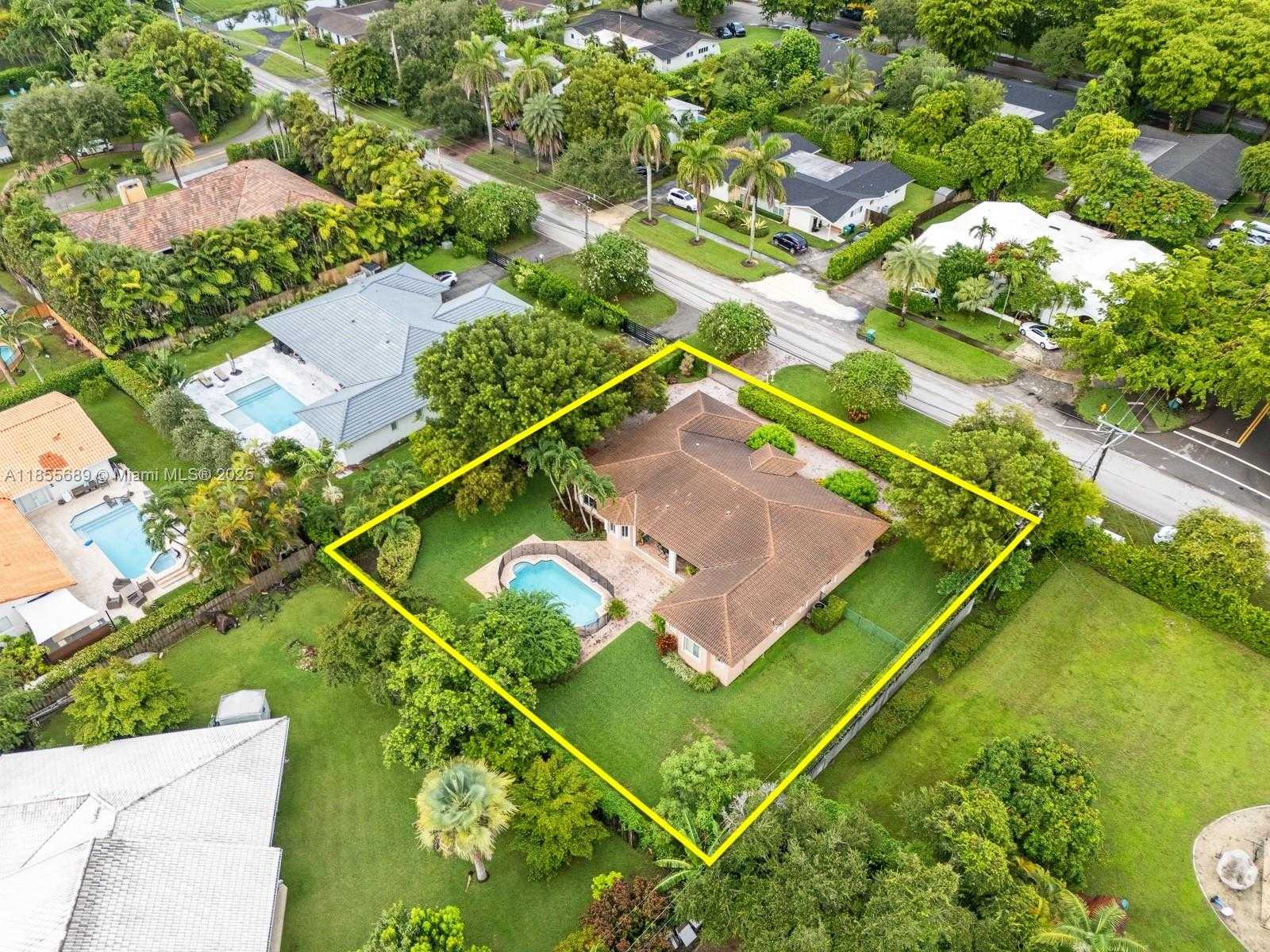 Small Image of 10621 SOUTH WEST 77TH AVE, Pinecrest Number 36