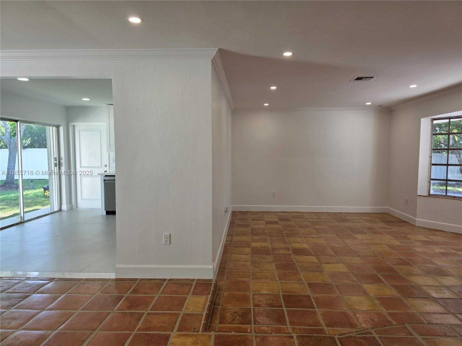 Small Image of 13920 KENDALE LAKES BLVD, Miami Number 10