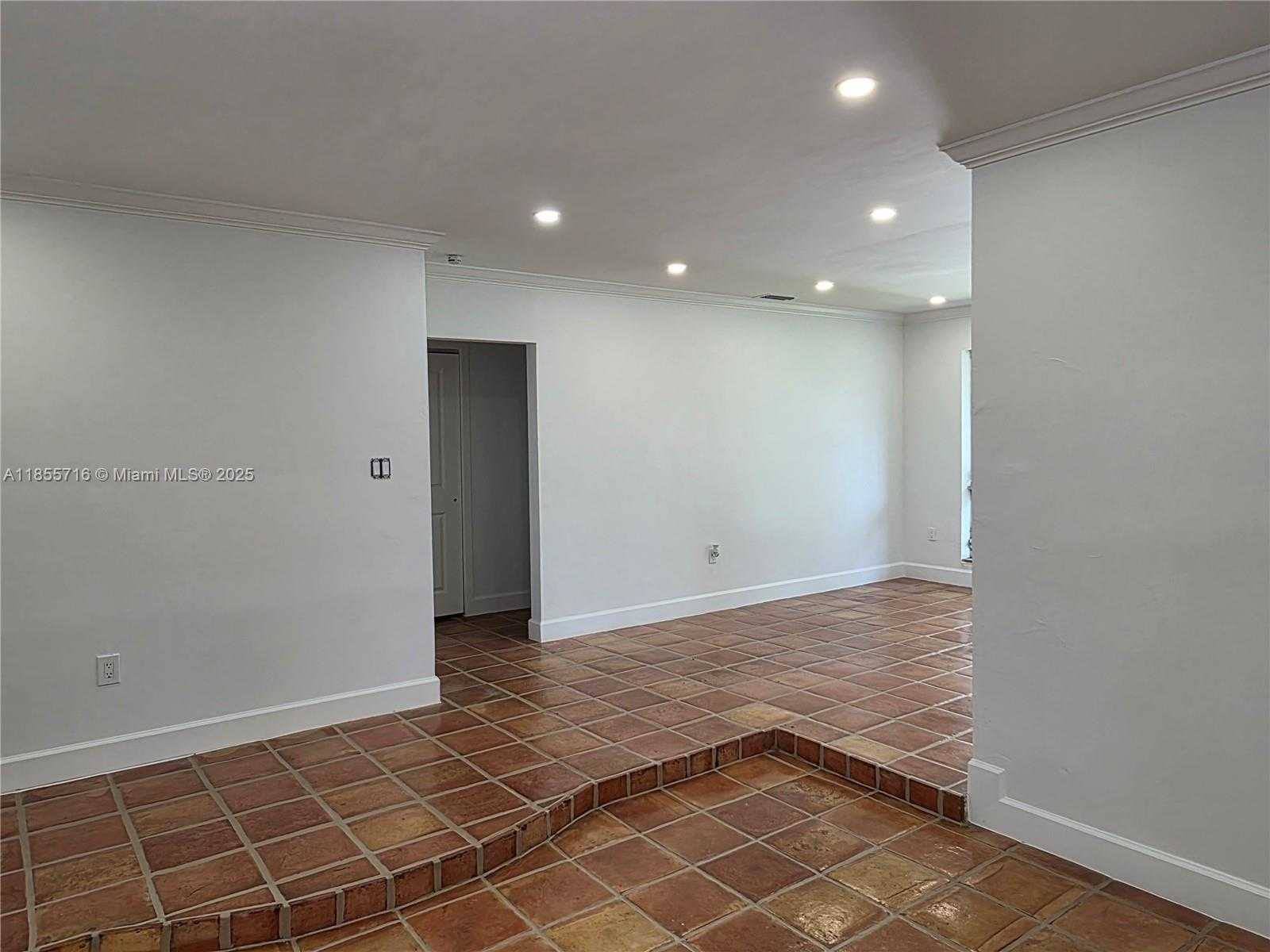 Small Image of 13920 KENDALE LAKES BLVD, Miami Number 15