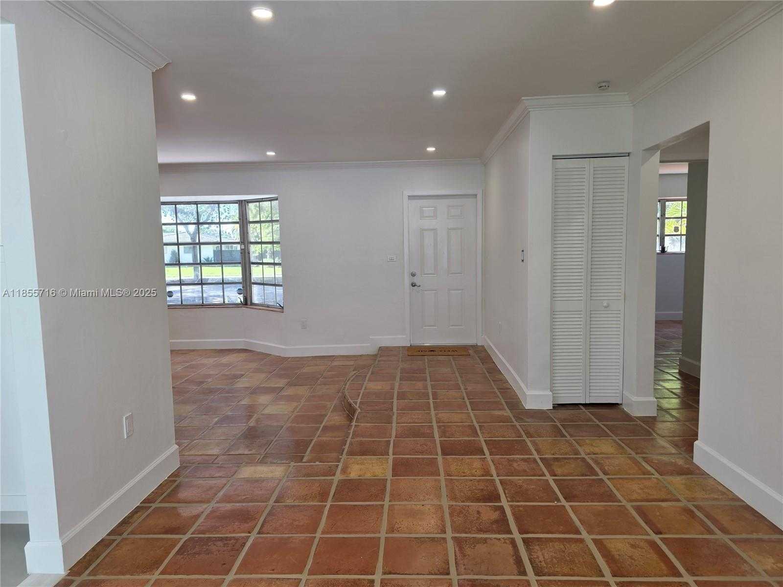 Small Image of 13920 KENDALE LAKES BLVD, Miami Number 16