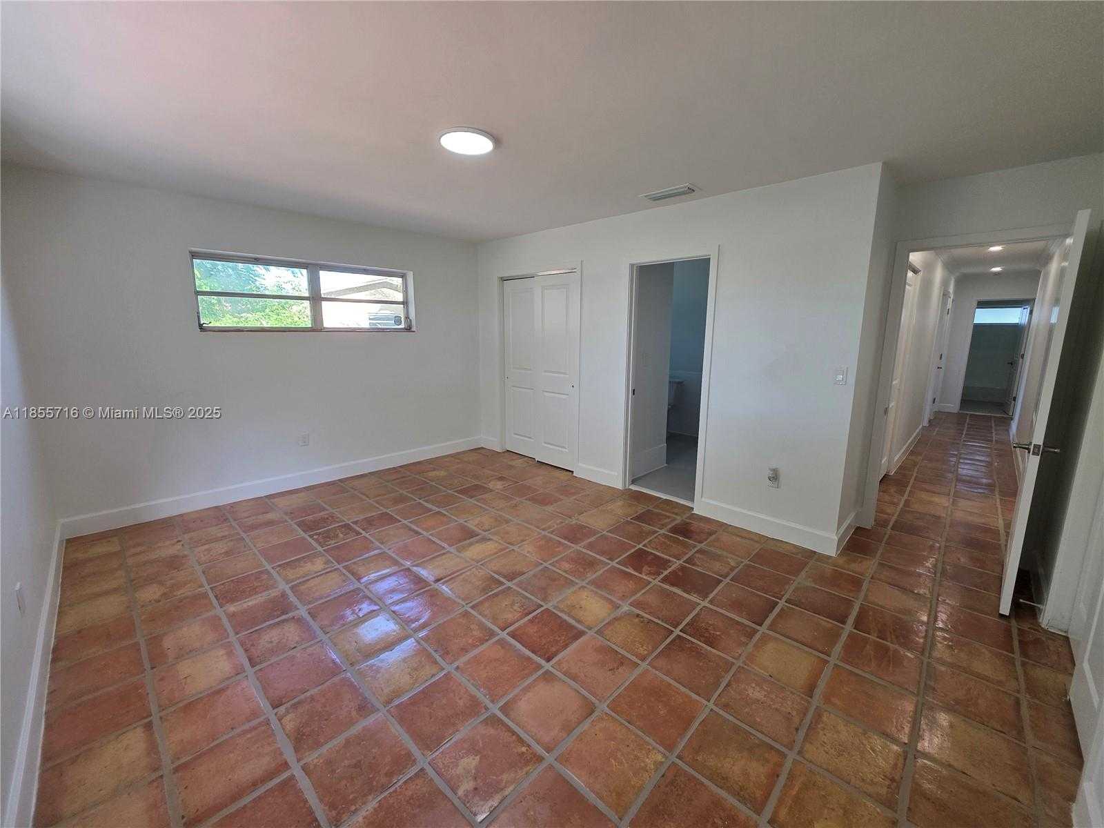 Small Image of 13920 KENDALE LAKES BLVD, Miami Number 19