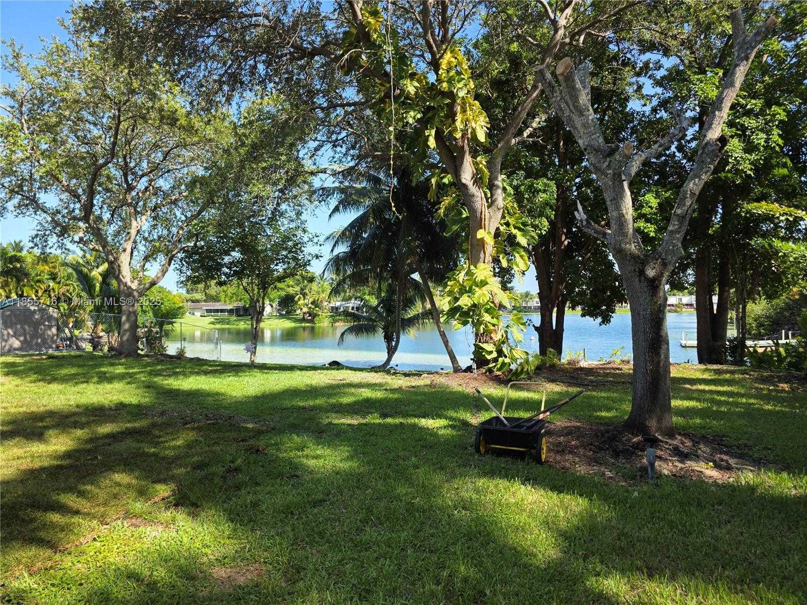 Small Image of 13920 KENDALE LAKES BLVD, Miami Number 2