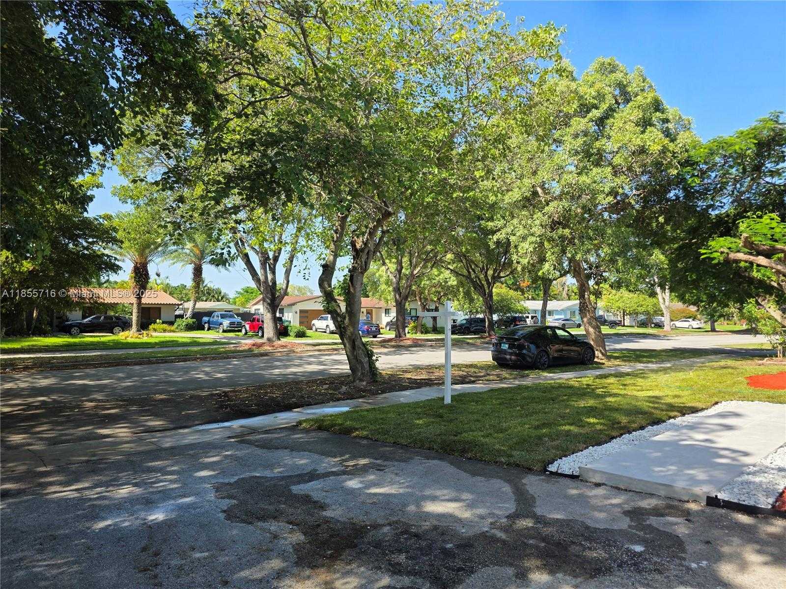 Small Image of 13920 KENDALE LAKES BLVD, Miami Number 25