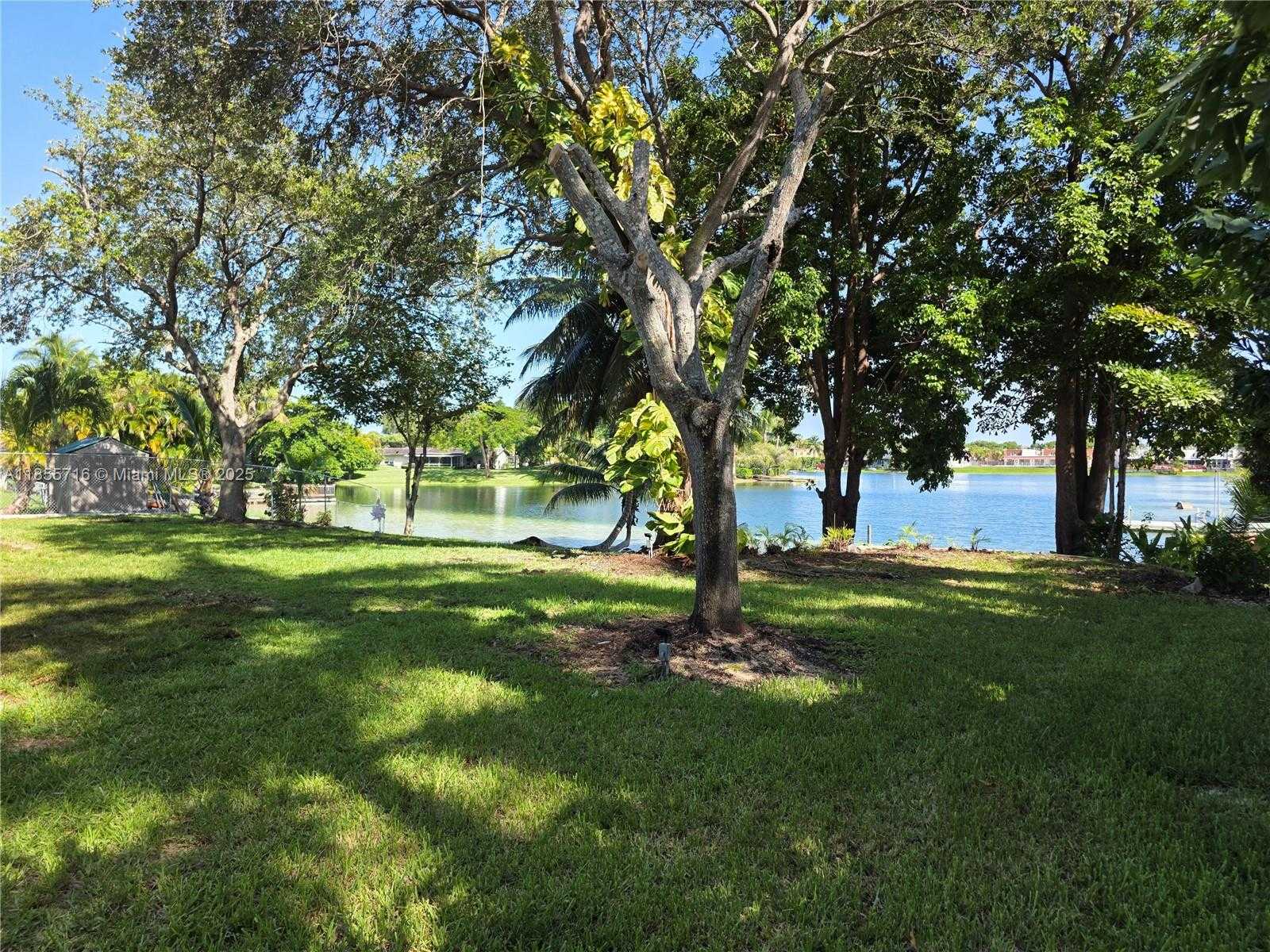 Small Image of 13920 KENDALE LAKES BLVD, Miami Number 26
