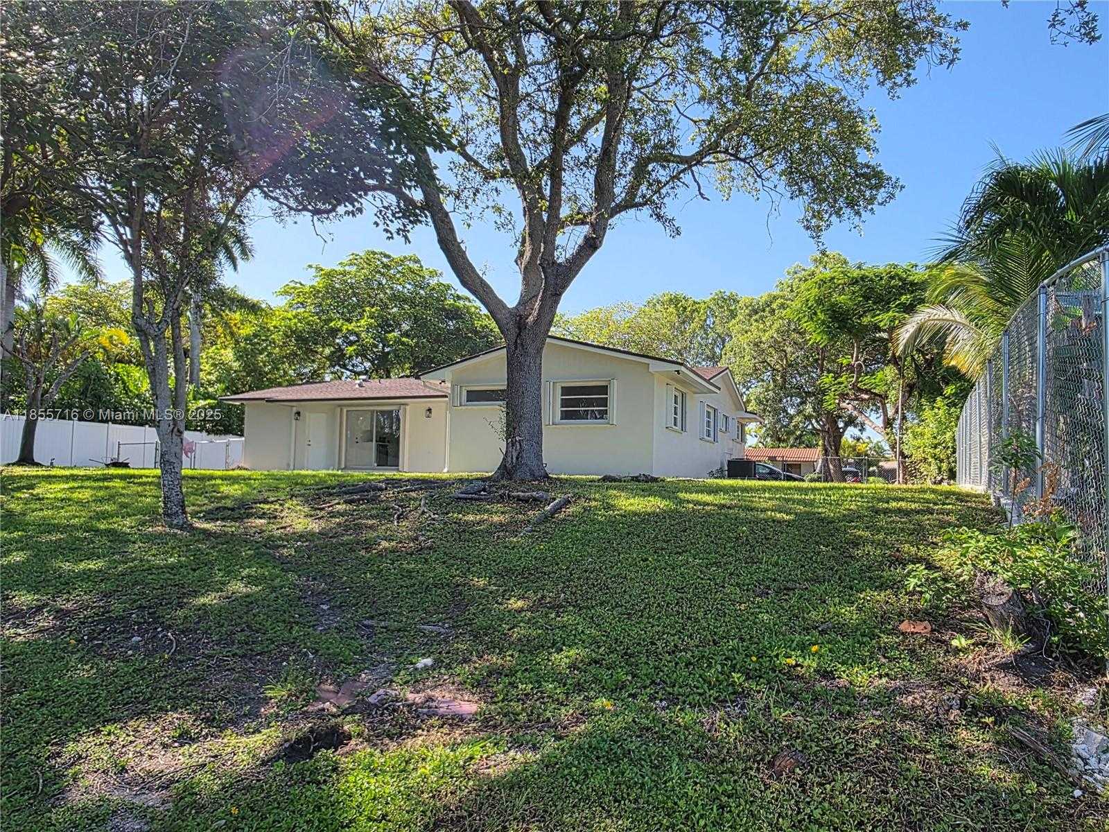 Small Image of 13920 KENDALE LAKES BLVD, Miami Number 28