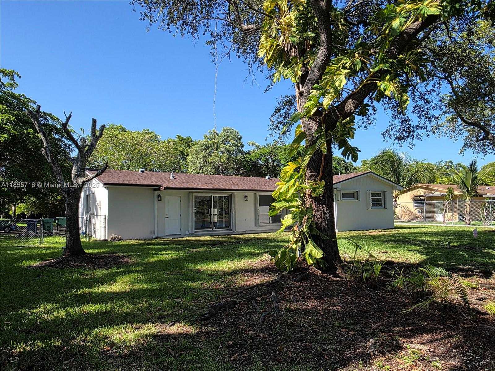 Small Image of 13920 KENDALE LAKES BLVD, Miami Number 29