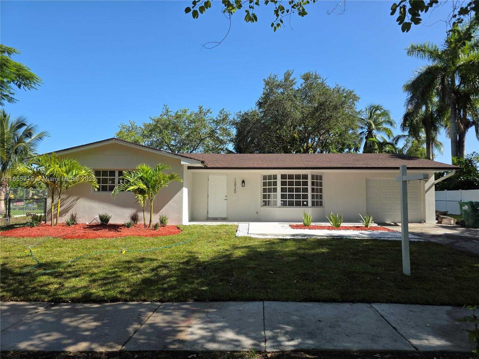 Small Image of 13920 KENDALE LAKES BLVD, Miami Number 3